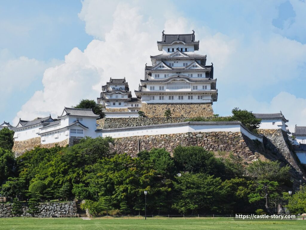 三の丸広場からの天守閣