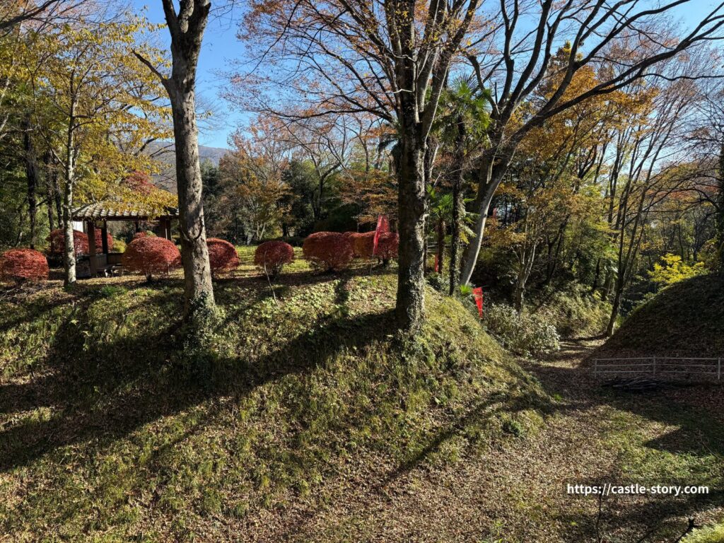 本丸を守る空堀と土塁