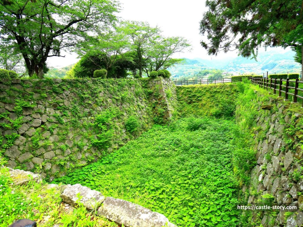 臼杵城の石垣と空堀