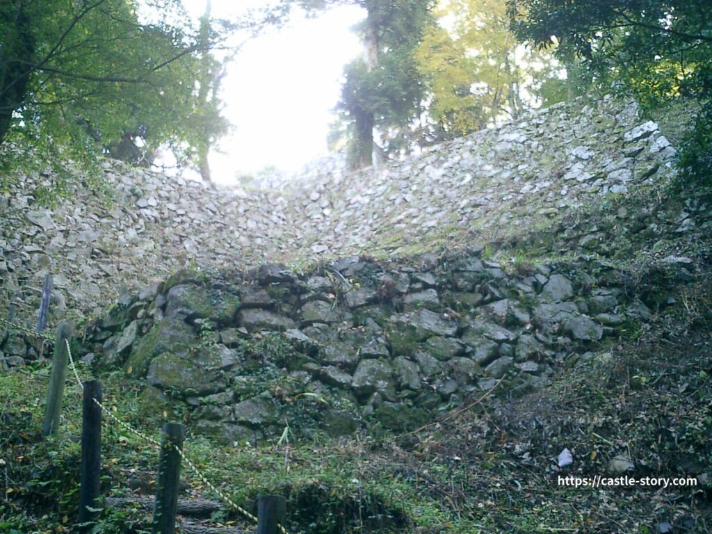 七ツ井戸からの石垣