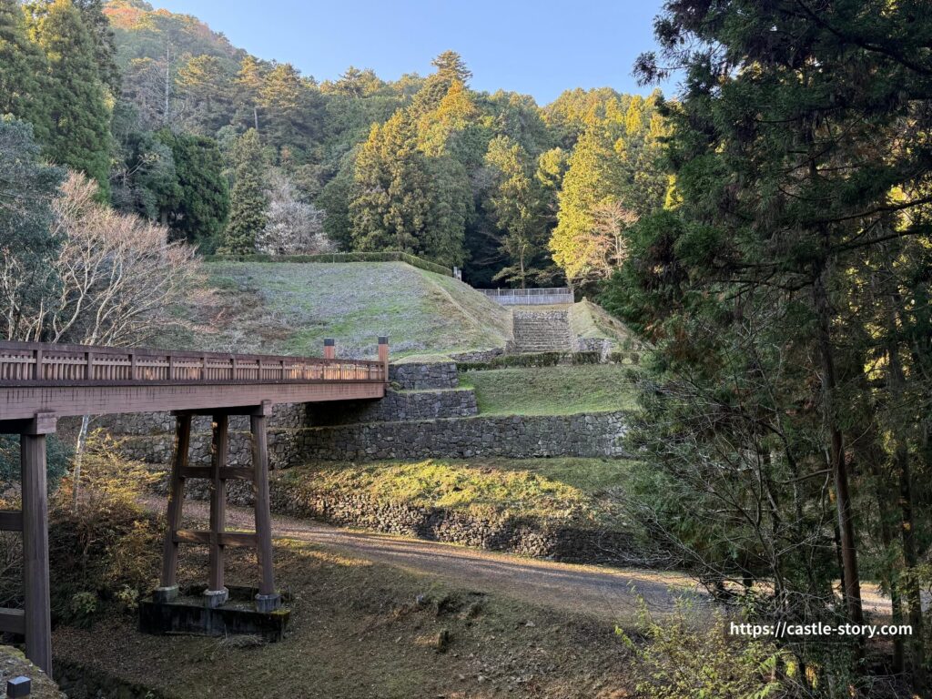 曳橋と御主殿跡