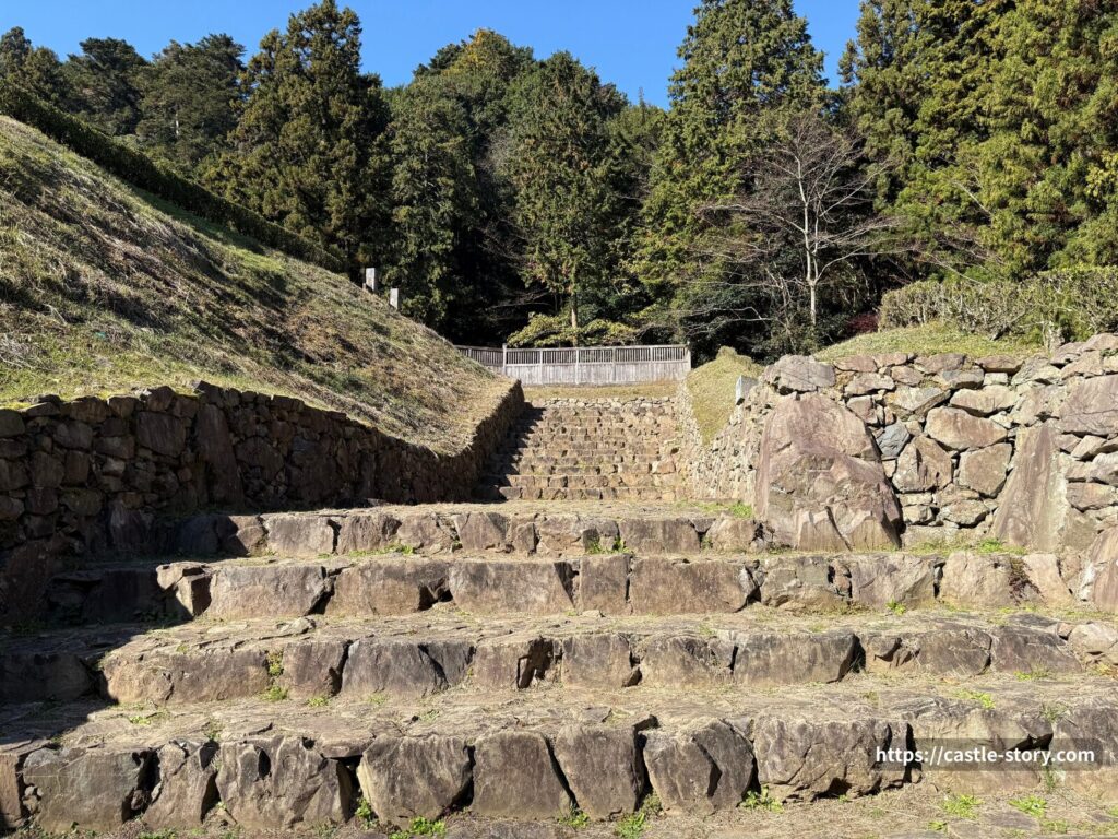 虎口の石垣と石畳