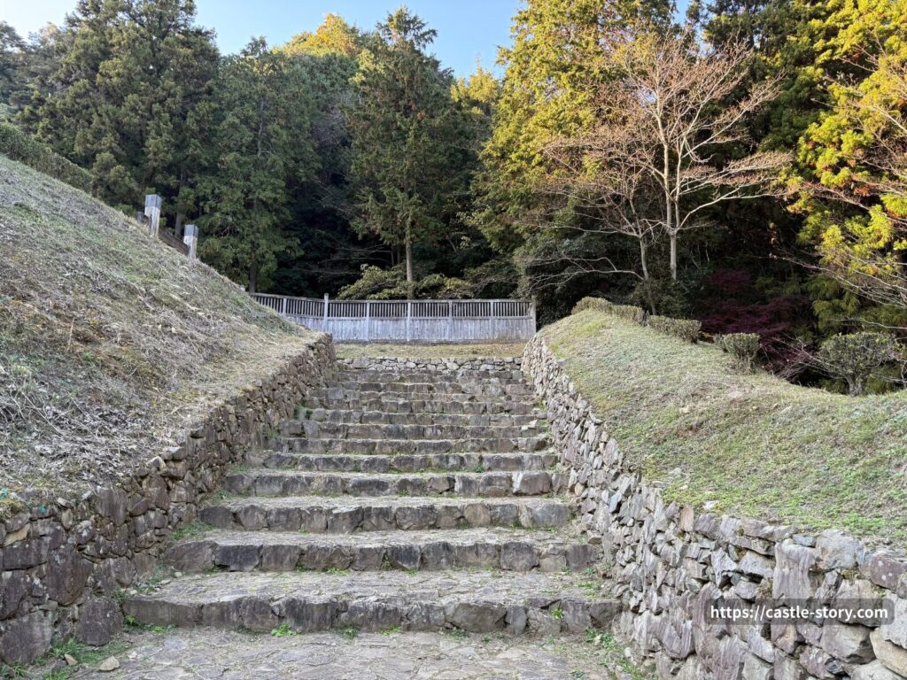 御主殿虎口の石段