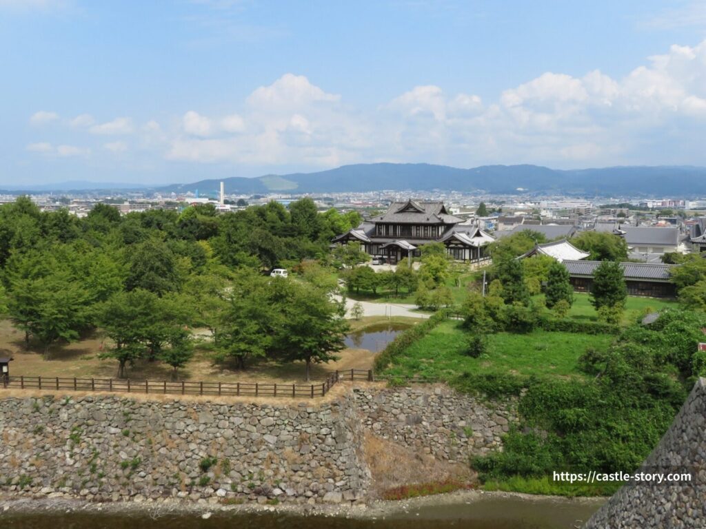 天守台跡からの眺め 春日山方面