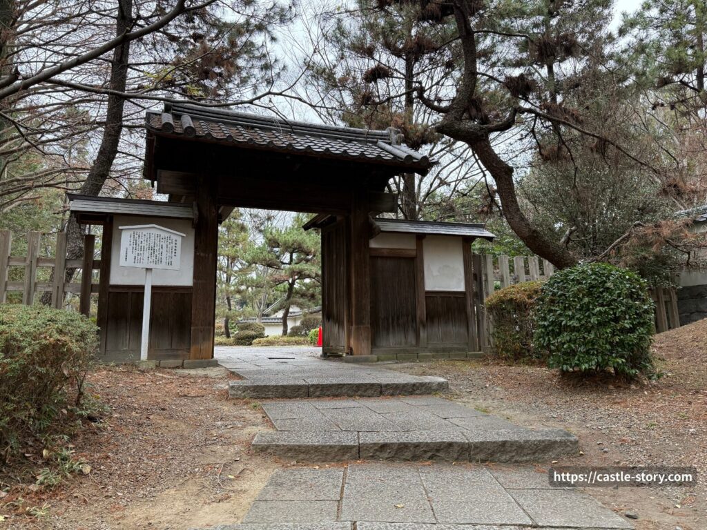 伝・進修館(しんしゅうかん)表門(現存・移築)