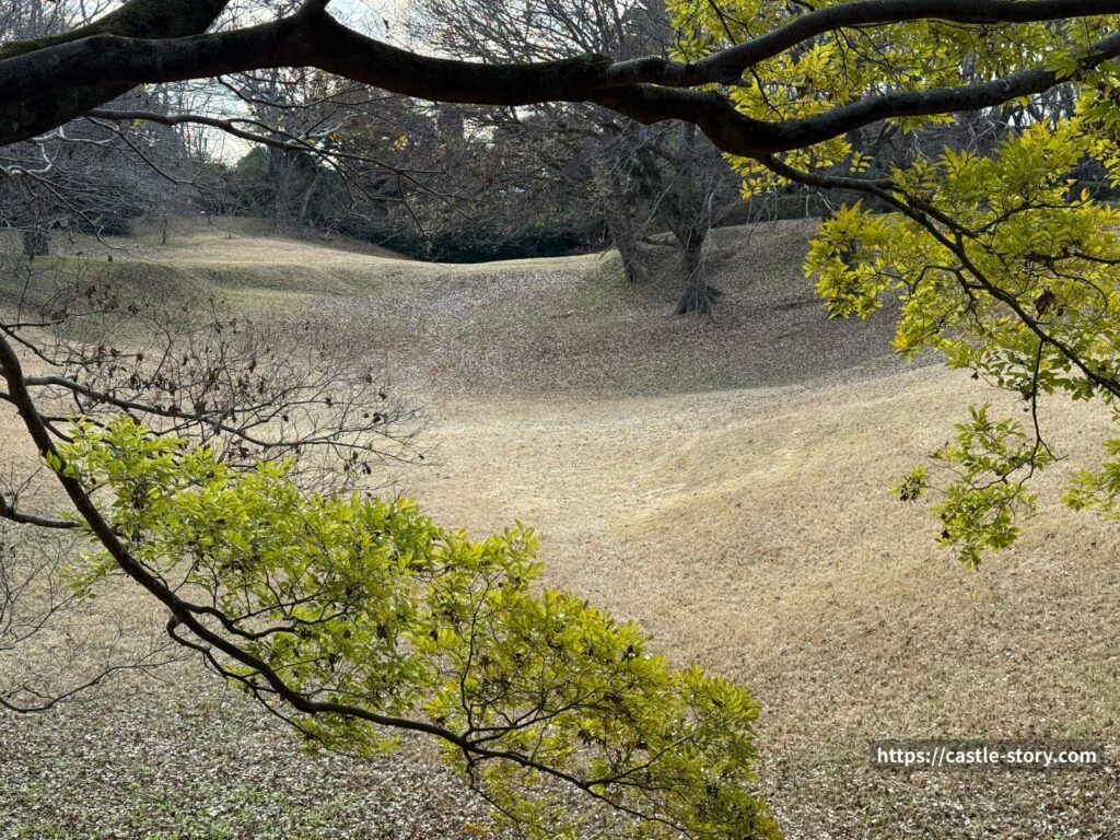 自由広場近くの空堀