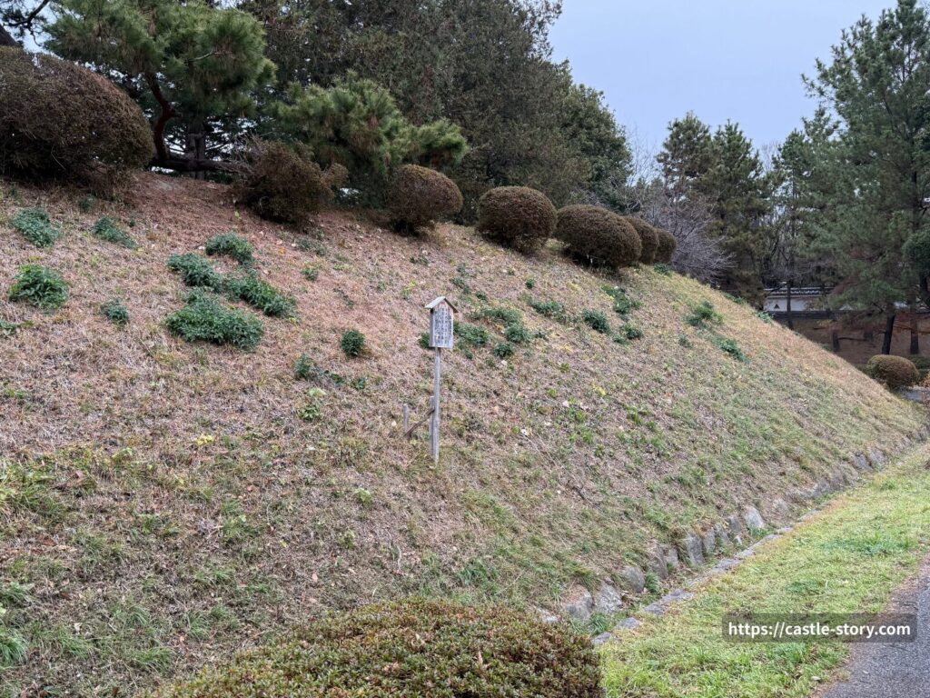 本丸の土塁