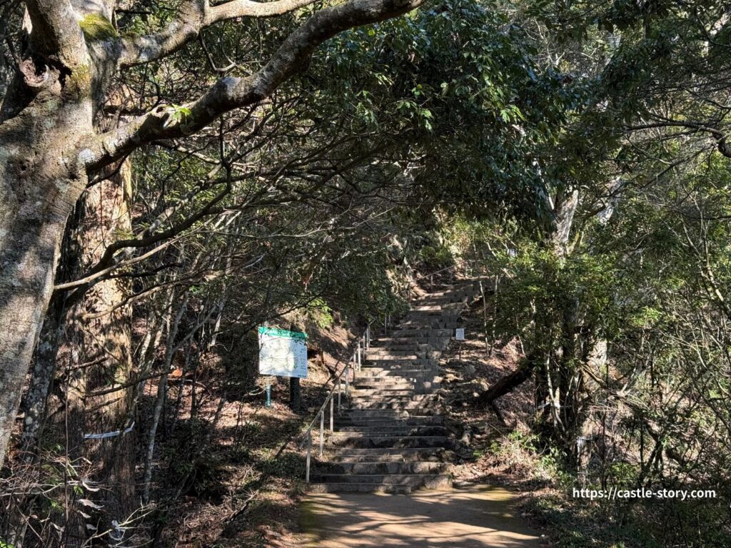 天守へ続く急勾配の石段