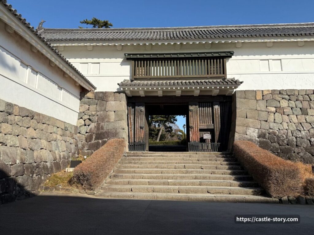 侍館と常盤木門