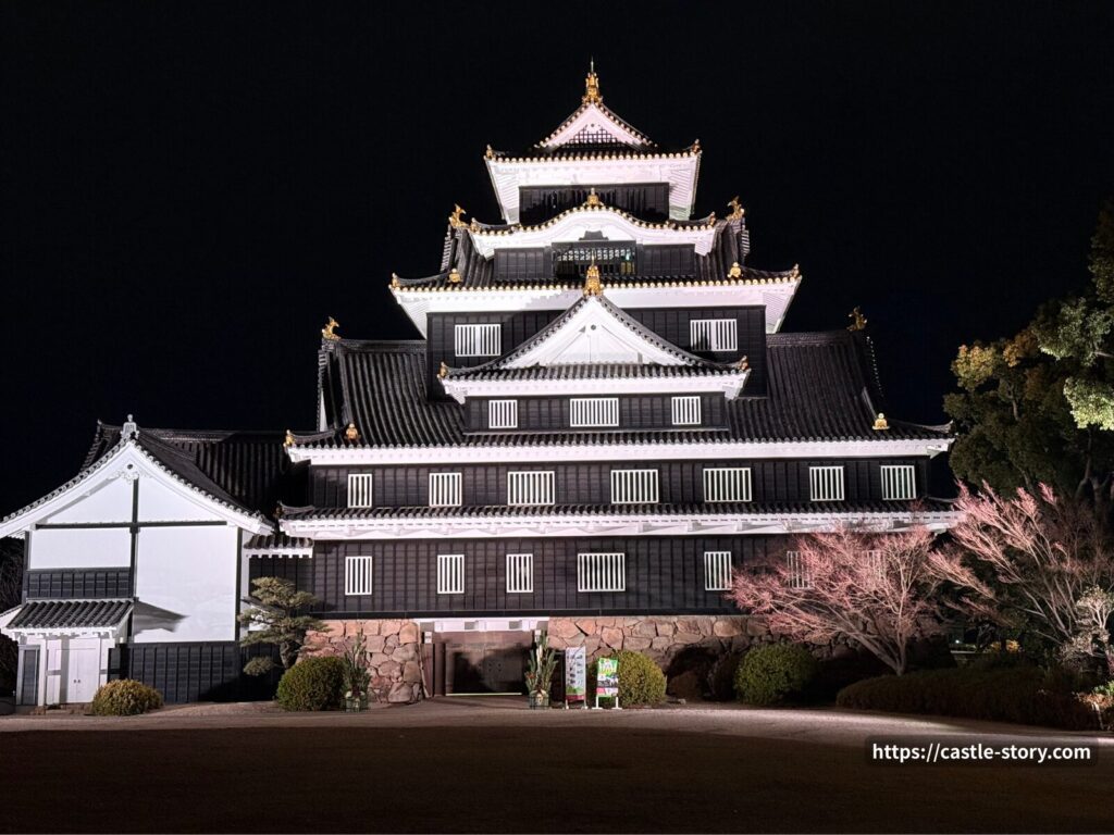岡山城の天守のライトアップ