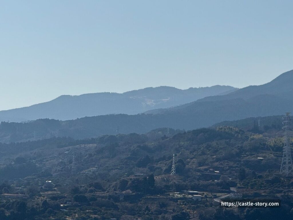 三の丸外郭新堀土塁から見た石垣一夜城