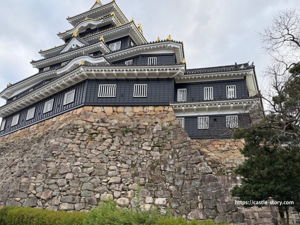 天守台と塩蔵下の石垣