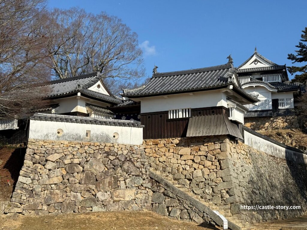 五の平櫓(右側)と六の平櫓(左側)