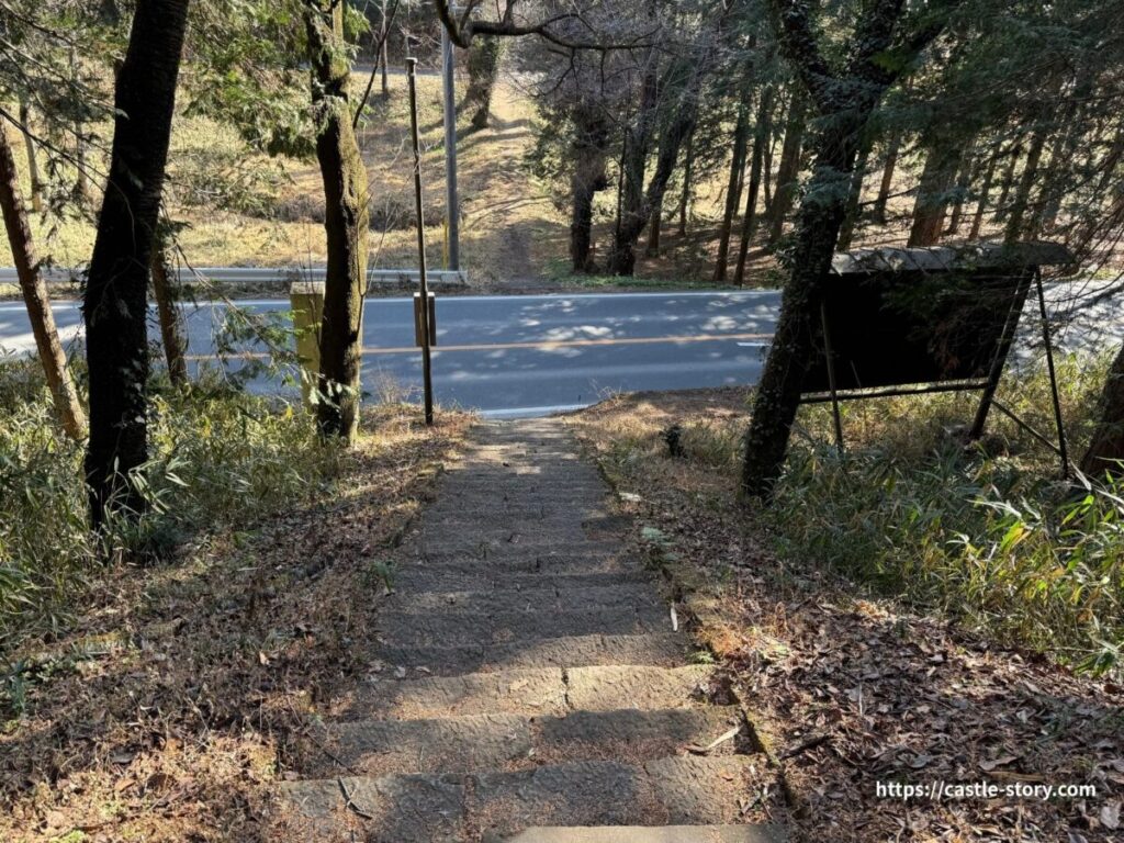 階段から見た新府城までの道