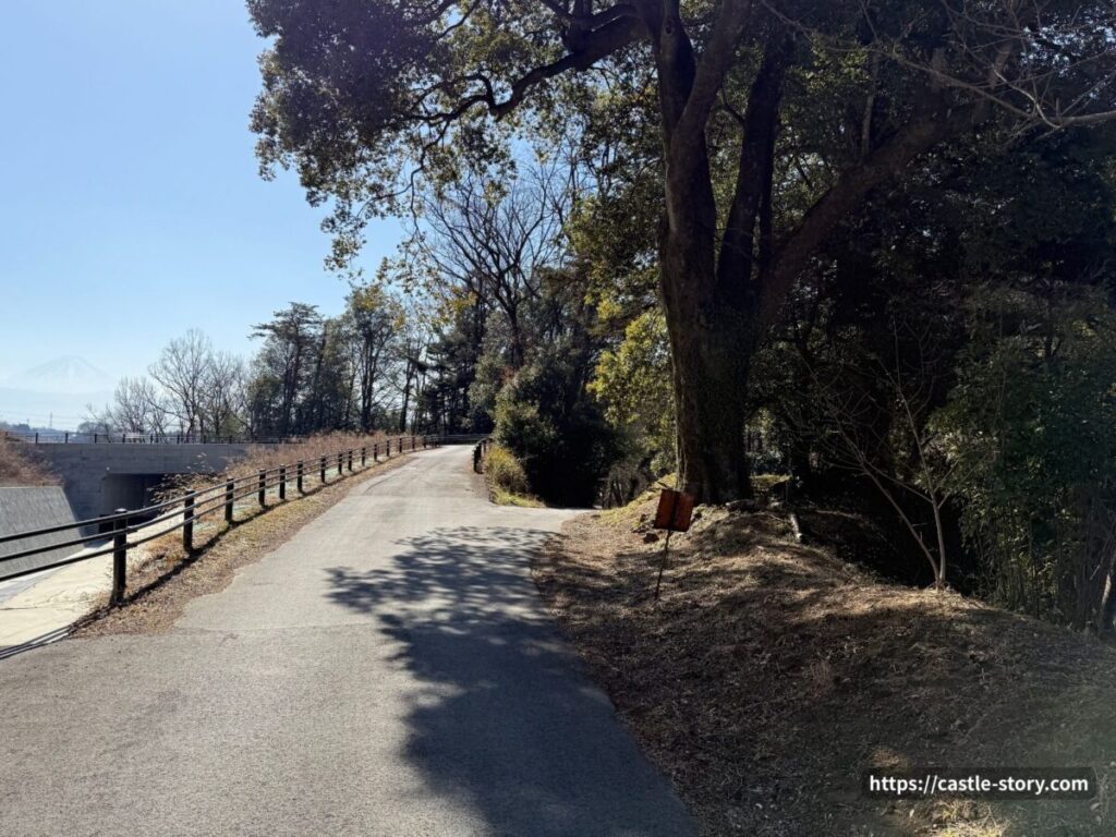 新府城跡までの道③