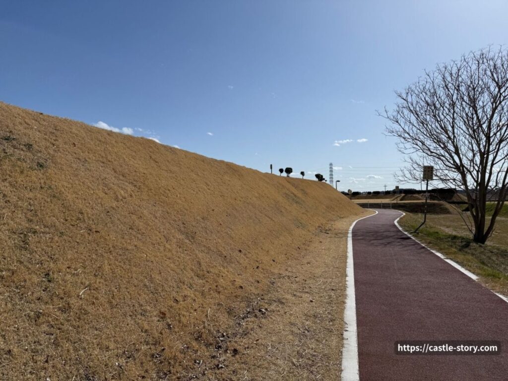 土塁跡とサイクリングコース