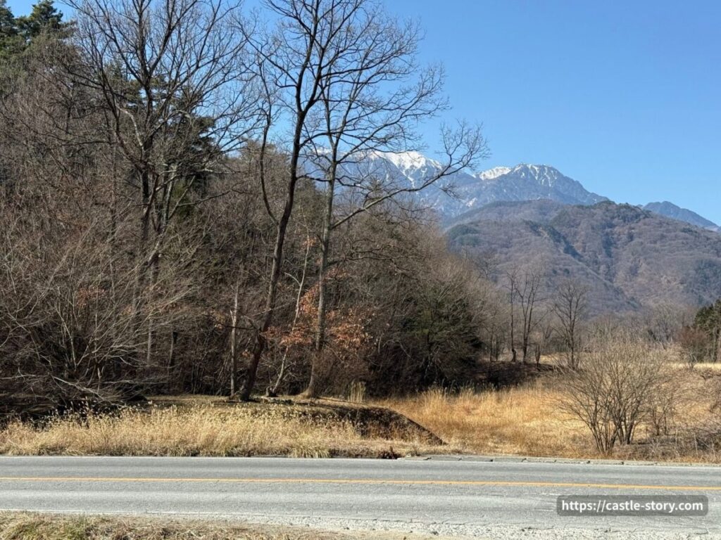 新府公園駐車場から見た出構