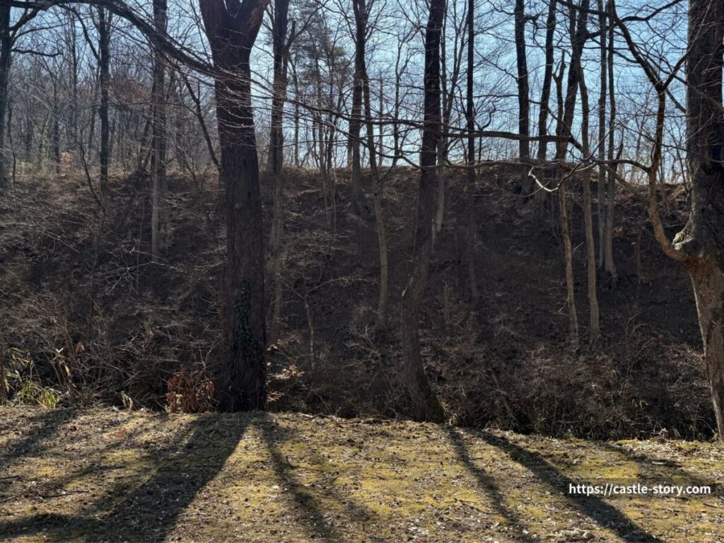 乾門付近の土塁と空堀