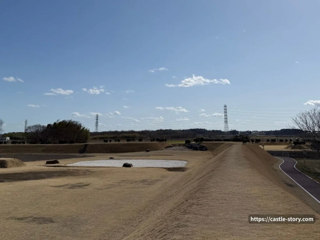西池跡と南西虎口跡(写真奥)
