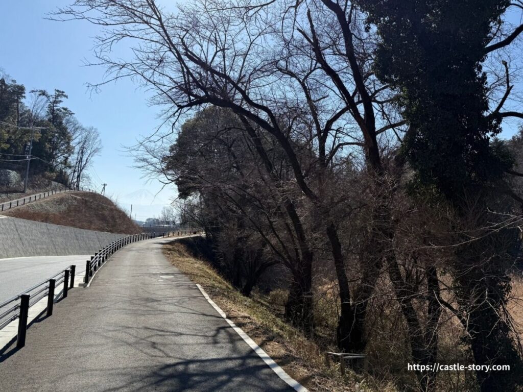 新府城跡までの道②