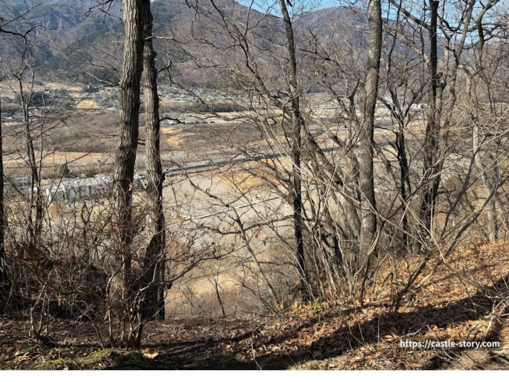 乾門付近からみた七里岩の崖下