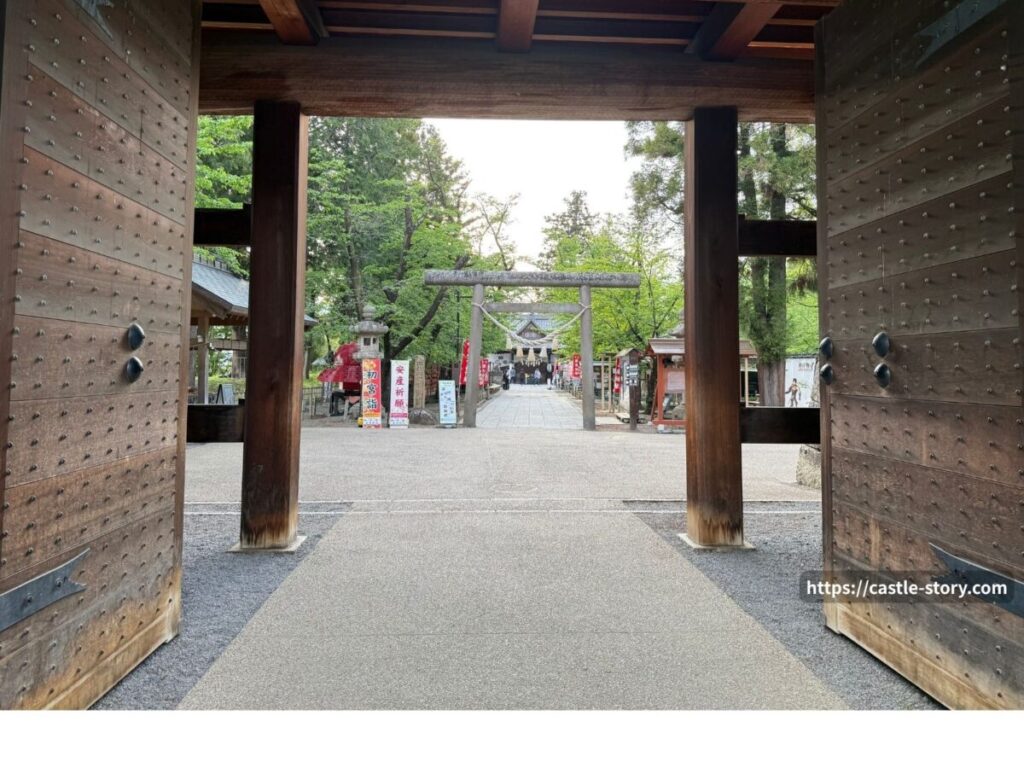 東虎口櫓門からみた真田神社