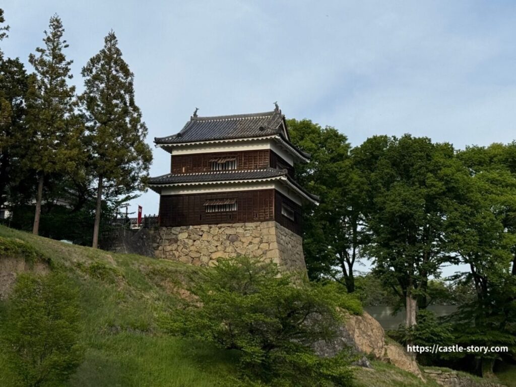 尼ヶ淵の断崖と南櫓
