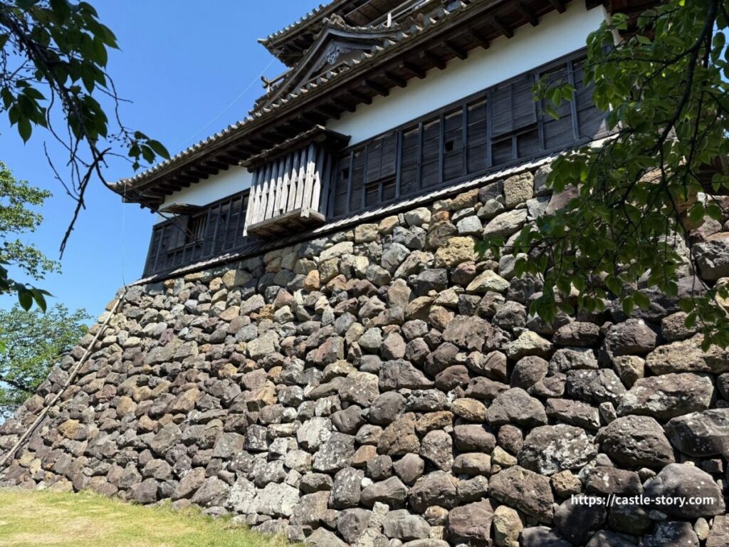 野面積みの石垣と石落とし