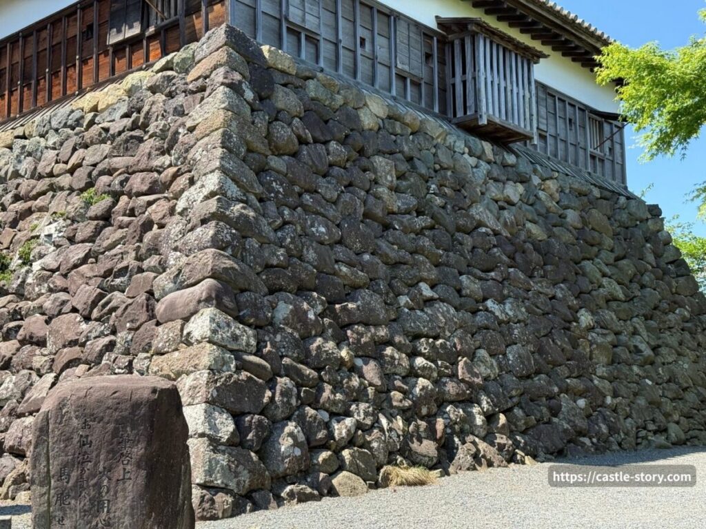 野面積み石垣