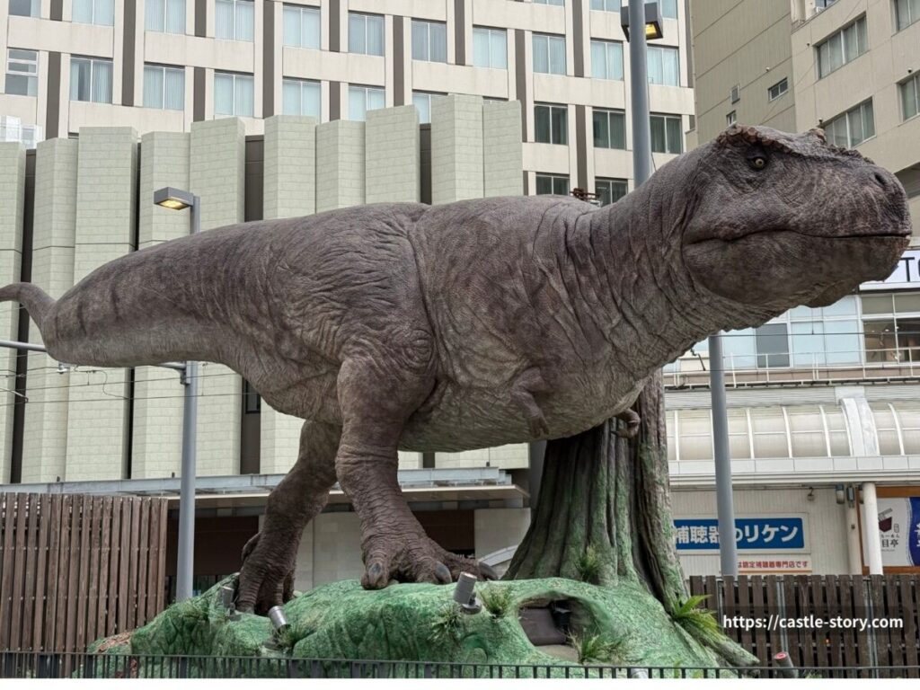 動く恐竜のモニュメント