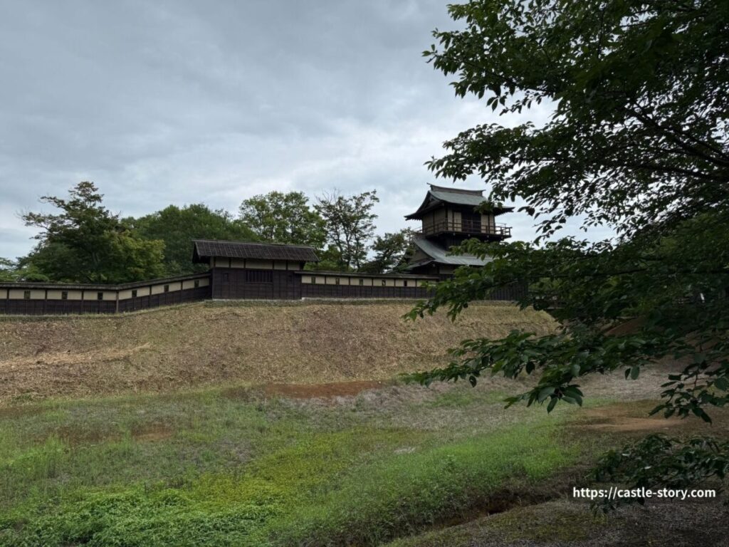 二層櫓と板塀