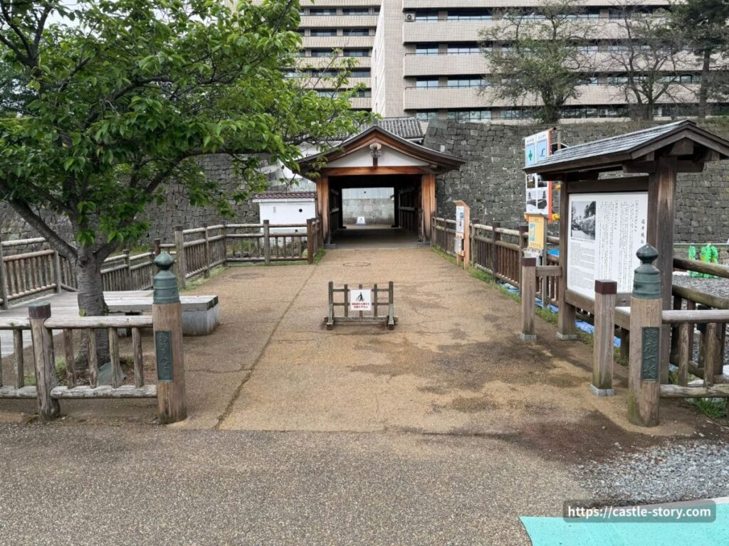 御廊下橋と山里口御門の正面