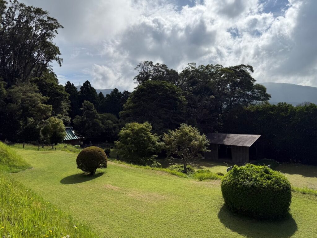 兵糧庫(右の建物)・駒形諏訪神社(左の建物)