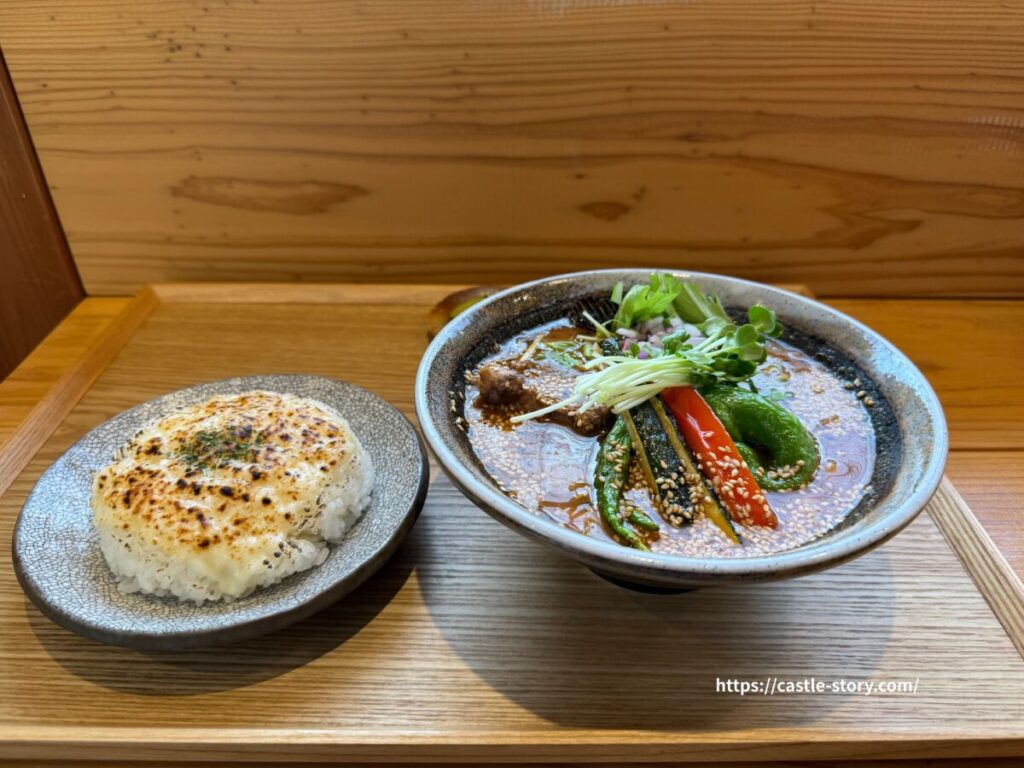 角煮スープカレーとチーズをのせたご飯