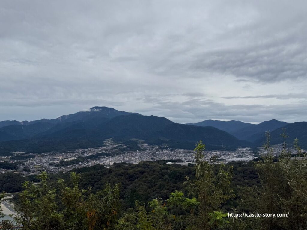 中津川市街地と恵那山