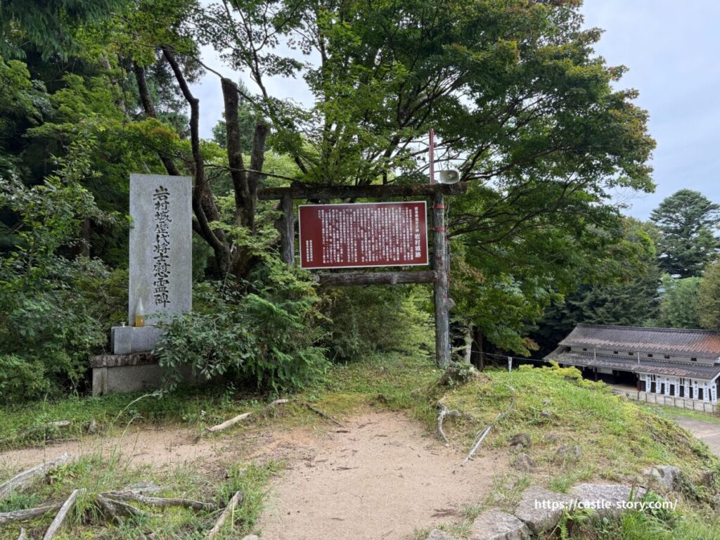 本丸と出丸（写真右下）