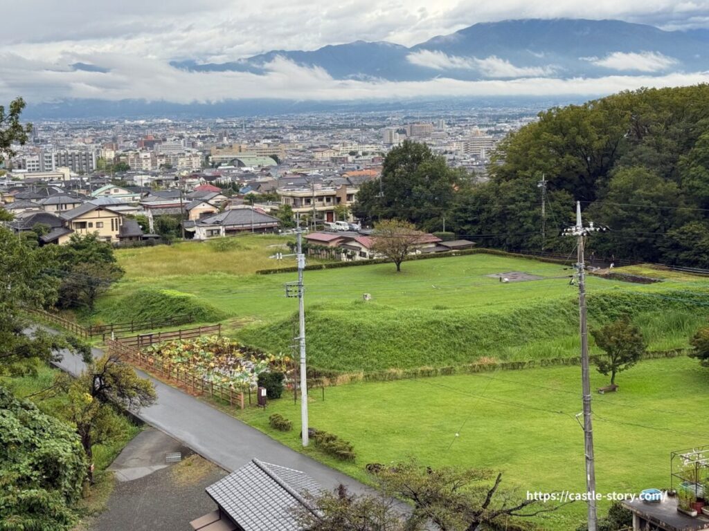 龍華池（りゅうげいけ）から眺めた大手外曲輪と城下町
