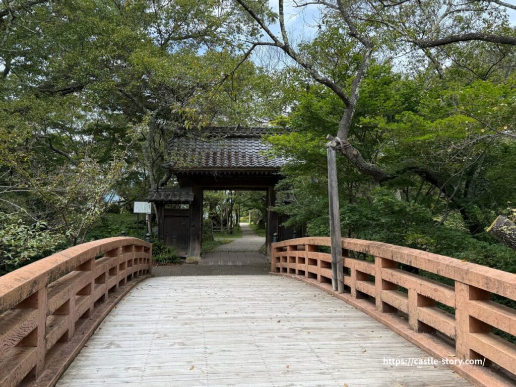 問屋門と桜雲橋