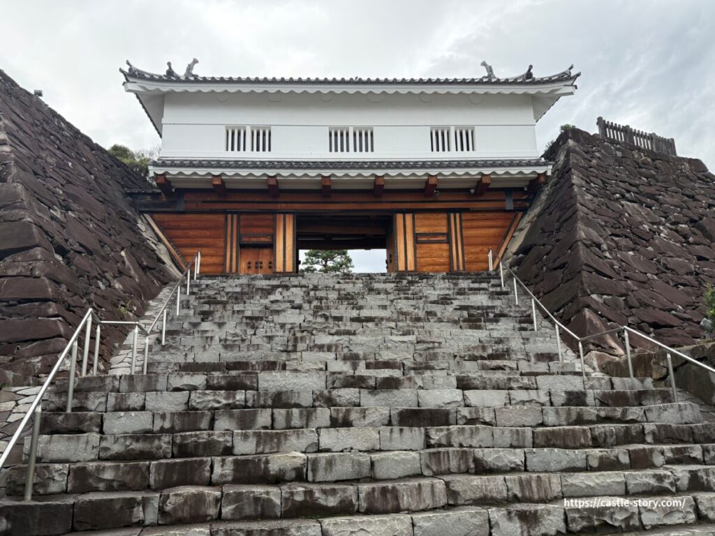 鉄門（くろがねもん）