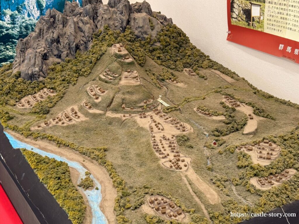 平沢登山口観光案内所内の岩櫃城のジオラマ