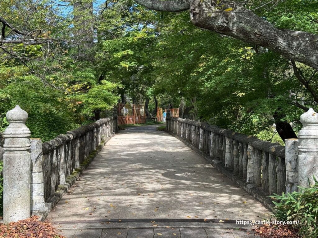 南曲輪と法幢院曲輪をつなぐ白兎橋